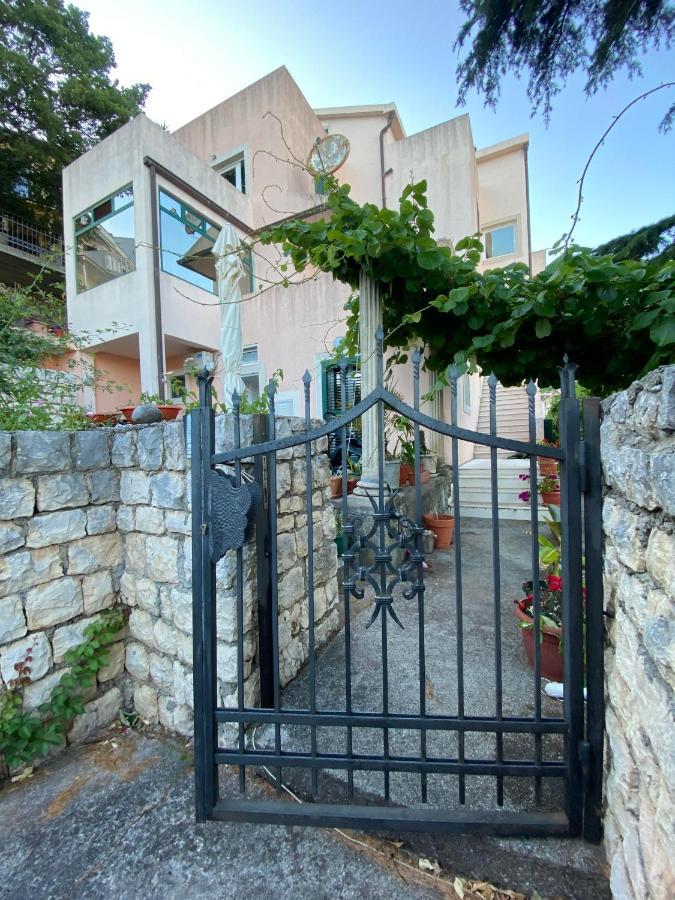 Apartments Mandarina Garden Petrovac Ngoại thất bức ảnh
